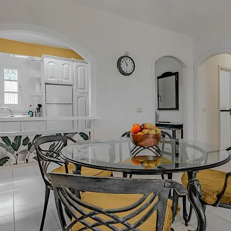 Spacious 2 Bedroom Tenerife South Apartamento Costa Adeje (Tenerife)